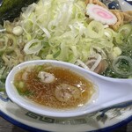 舎鈴 - スープは中華そばのそれ。豚のコクを感じる、飲みごたえあるスープ。