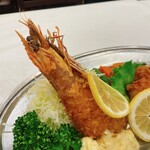 レストラン桂 - 【C料理(有頭海老フライ+帆立貝フライ】(¥1900)