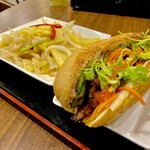 HANOI MEMORY RESTAURANT - 牛ハチノスのパイナップル・玉ねぎ炒め& ベトナム風焼肉バインミー