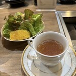 百寧 - コンソメスープとサラダ
