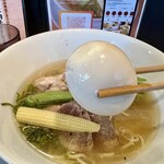 だしが命の塩らーめん ぎょぎょぎょ 尼崎店 - 半熟煮卵