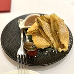 Plataran Menteng - ③ピサン・バカール(バナナ、チェダーチーズのパンケーキ、キャラメルソース添え)59000ルピア≒556円