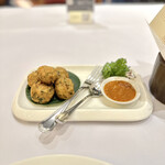 Plataran Menteng - ②ボラボラ(インドネシアのミートボール：鶏、イカ、セロリ、長ネギ、パクチー、ピーナッツソース添え)99000ルピア≒936円