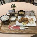 さんさん食堂 - オリーブ地鶏唐揚げ定食　780円