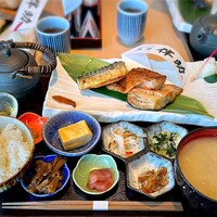 高級ブランド干物 銀座伴助 新宿タカシマヤ タイムズスクエア店 - 彩り3種千物御膳① 
                （とろ縞ほっけ＆とろさば&赤魚）
                小鉢手前右から
                松前漬け、まぐろの漬け、牛しぐれ煮、お新香、紅白なます、だし巻き玉子、出汁茶漬け薬味、水わらび餅