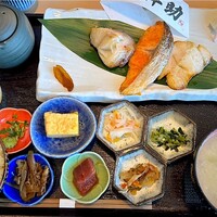 高級ブランド干物 銀座伴助 新宿タカシマヤ タイムズスクエア店 - 彩り3種干物御膳②  
                （銀たら＆かれい＆サーモン）