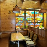 喫茶 亀 - 店内右手奥の座席（ステンドグラスが素敵✨）