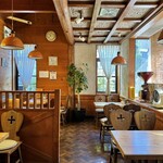 喫茶 亀 - 店内右手奥の座席（道路に面している側です）