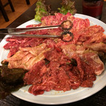 開か亭炭火焼肉 - 盛り合わせ。