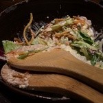てっぺん 渋谷 男道場 - お通しのサラダですがジャンクな味わいです。
