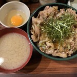 Dontatsudomburinotatsujin - 豚丼しょうゆピリ辛に生玉子¥750