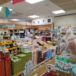 匠の店 佐賀工房 - 狭い店内に色々な商品を陳列。