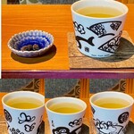 COCOOCEN - 山椒と昆布の練り合わせの塩っぱさが煎茶にぴったり！
                      湯呑みの絵柄も楽しい♪
                      煎茶は二杯いただけます。