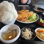 Koto - ミックスフライ定食（とんかつ、チキンカツ、イカフライ） 1,250円