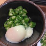 Sukiyajiyuunanagounumataten - ミニ納豆まぜのっけ朝食330円、温玉とオクラ(2024.4.28)