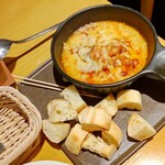 生パスタとサルシッチャのワインバル 大手町厨房 - 肉の入ったチーズフォンデュ。