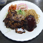 パンプルムース - 薄切り豚ロース肉の岩塩焼きとハンバーグ　７５０円