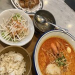 シンガポール海南鶏飯 - 週替わり ラクサヌードル
