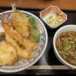 Soba Kisshou Okina - 天丼、お椀蕎麦付いてます。