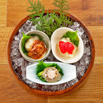 Assortment of 3 delicacies (crab miso, salted squid, grated sujiko)