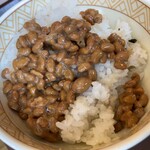 すき家 - 納豆を混ぜ混ぜしてごはんにダイブ