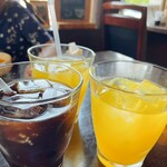 Kafe Rotasu - コーラとオレンジジュース