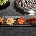 名古屋焼肉きらく - キムチとナムル盛り合わせ