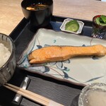 YOURS DINING IKEBUKURO - 厚切り鮭定食890円(税込979円)
