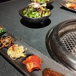 名古屋焼肉きらく - キムチとナムル盛り合わせ