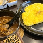 つぼやきカレー キートン - つぼ焼きカレー、茸【2辛】(税込930円)
            サフランライスに揚げ玉葱チップが少々
            カレーは欧風カレーで椎茸&占地&榎茸が入っており、辛さも2辛ではビリッとはきません
            懐かしい味わいのカレーです