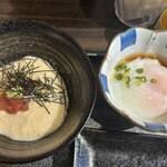 Sayatei - マグロの山掛けと、温玉の小皿。