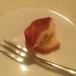 コメドール・エル・カミーノ - カモの生ハムをのせたピンチョス