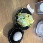 伝説のすた丼屋 - 料理写真:プチサラダと生卵