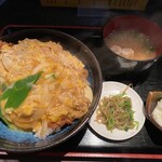 京栄 - 小鉢も漬物，味噌汁もついている