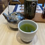 とんかつ 和幸  - 先ずはお茶　急須もきました