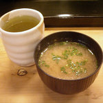 鮨ながた - 「づけ穴ちらし」味噌汁とお茶