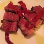 コメドール・エル・カミーノ - 短角牛の炭火焼きと赤ピーマンを添えて