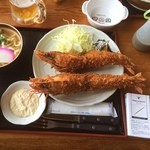 シャンシャン茶屋 - 巨大過ぎる海老フライ！！ しかも2匹も！！！