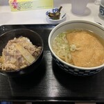 Kuma ya - 右：きつねうどん４６０円　左：肉ごはん３９０円