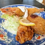 魚よし - サービスランチ Aランチ - 有頭エビフライ , コロッケ , 鶏唐揚 , サラダ