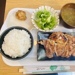 Sumibi Yaki Taishuu Sakaba Kakko - 定食にはサラダ、ご飯、味噌汁が付いてきます。