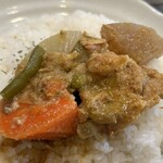 Raffles curry - グレイビーボートの下に野菜はいました。笑