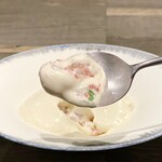 クーデキヨ - カリフラワーのムースの中に甘海老