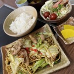 栄 - 焼きそば定食!! 白飯半分にして頂きました(≧∇≦)