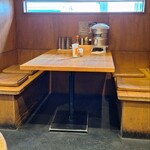 塩々 - 店内　テーブル席