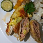 モダン・ダイニング sumi - 春キャベツのメンチカツとカジキのピカタの断面