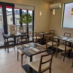 モダン・ダイニング sumi - 明るくおしゃれな店内