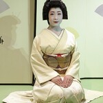 ニコリ - 舞妓デビューしたばかりの頃、宮川町のビアガーデンでお会いした、昨年衿替えした小晶さん