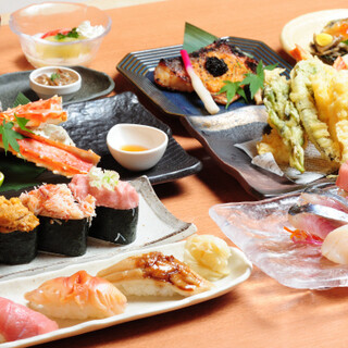 可以品嚐壽司、天婦羅等時令食材的豪華套餐。