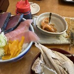 埼玉漁港 海鮮食堂 そうま水産 - 漁師の昼めし ネタが4切れとラードたっぷりのネギトロと油まみれのアジフライ